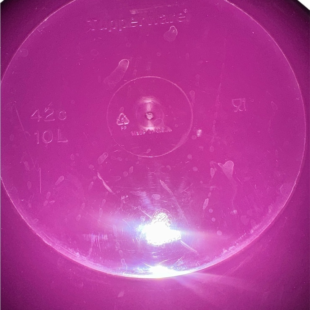 NEW!!  Tupperware Thatsa Mega Bowl Mixing Bowl 42 Cups 10L (Purple w/purple lid) - Picture 4 of 5